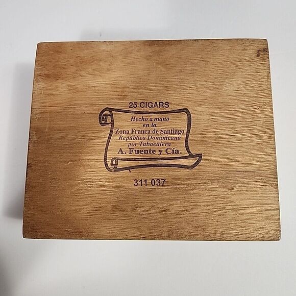 Arturo Fuente Corona Hand Made In Dominican Republic Box - Picture 3 of 16